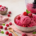 Cremiges Himbeer Softeis aus tiefgekühlten Himbeeren in einer Schüssel, frisch zubereitet ohne Eismaschine